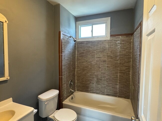 2393 Main St, Unit 3 in Bridgeport, CT - Building Photo - Building Photo