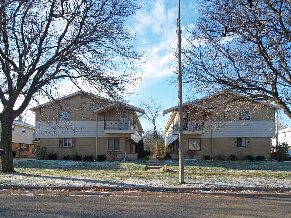 12135 Dearbourn Ave in Wauwatosa, WI - Foto de edificio