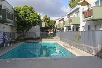 Fairmont Apartments in Canoga Park, CA - Foto de edificio - Building Photo