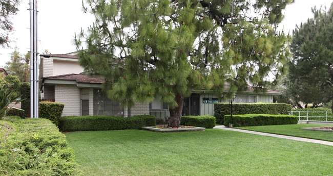 The New Englander in Arcadia, CA - Foto de edificio - Building Photo