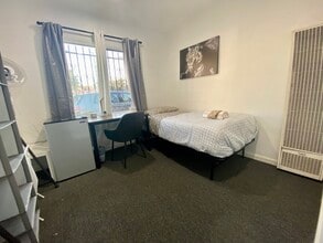 1513 W Florence Ave in Los Angeles, CA - Foto de edificio - Building Photo