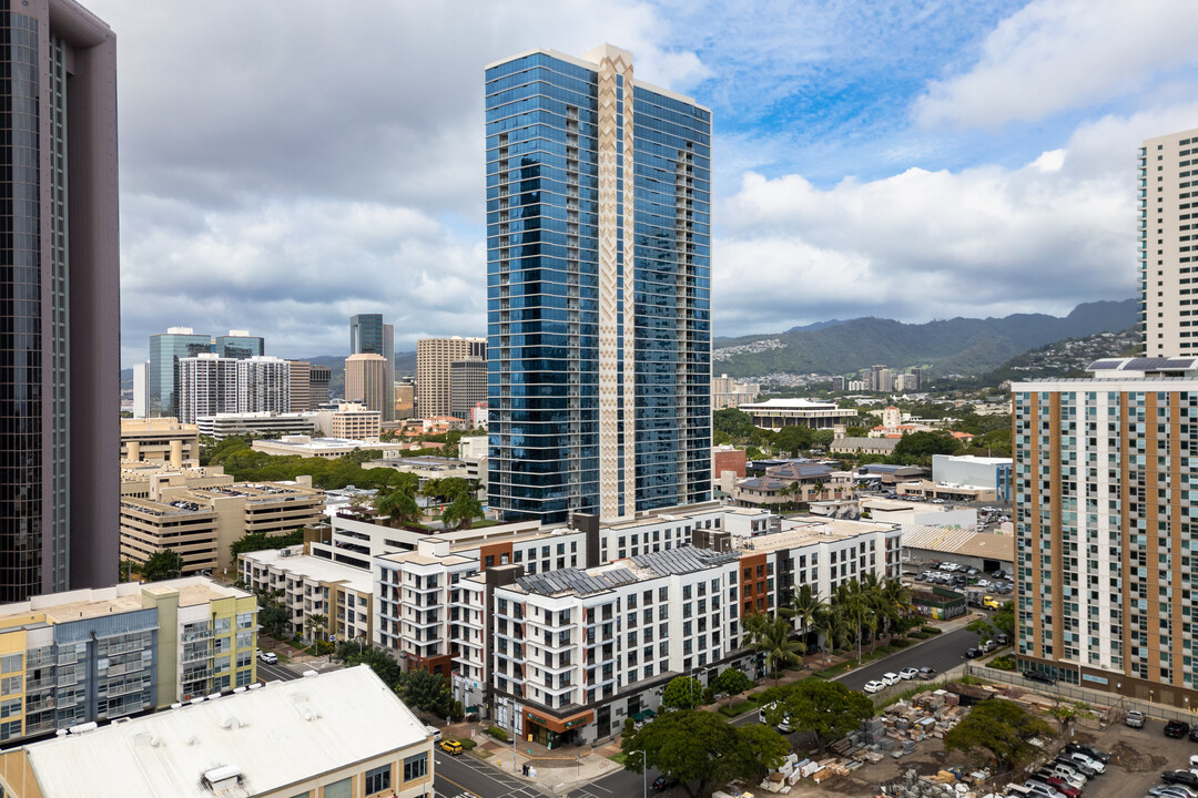 Keauhou Place in Honolulu, HI - Building Photo