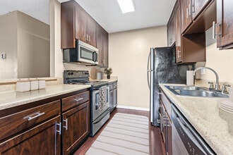 Shadow Ridge Apartments in Oceanside, CA - Foto de edificio - Building Photo