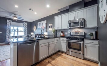 2101 Town Centre Dr in Round Rock, TX - Building Photo - Building Photo