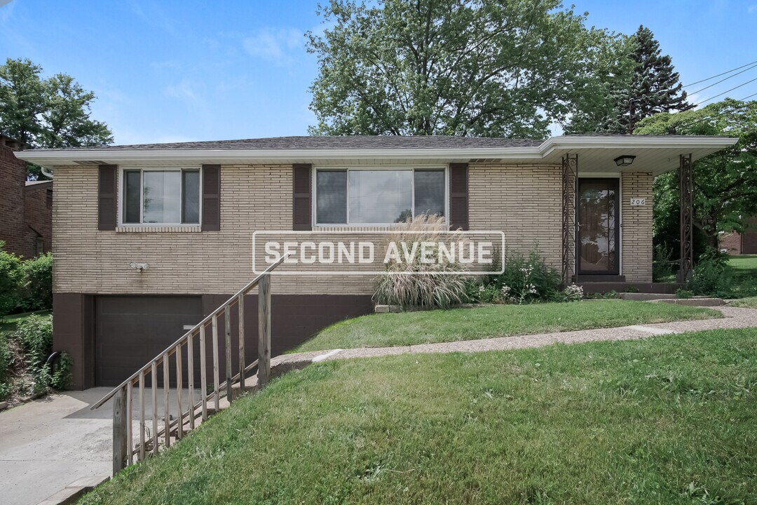 206 Dawkins Dr in Monroeville, PA - Building Photo