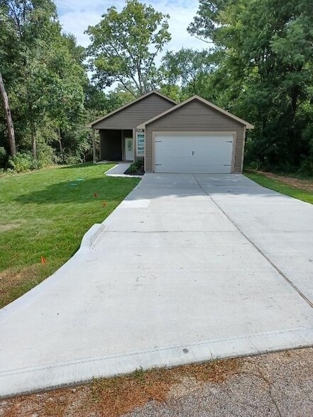 11931 Lakeview Manor Dr in Willis, TX - Foto de edificio - Building Photo