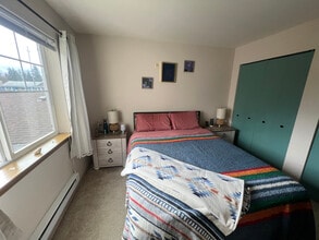 1001 W Casino Rd in Everett, WA - Foto de edificio - Building Photo