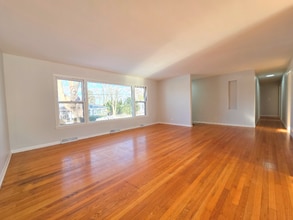 29 E Lake Shore Dr in Round Lake Park, IL - Building Photo - Building Photo