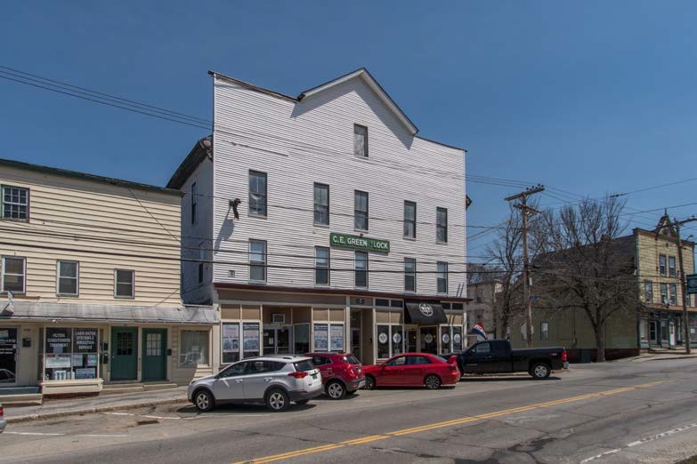 30-32 Main St in Pittsfield, NH - Foto de edificio