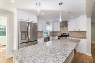 15 Colonial Rd in Medway, MA - Foto de edificio - Building Photo