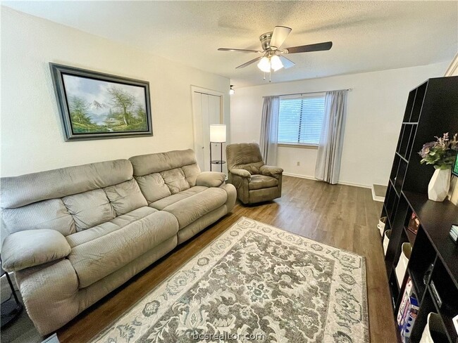 4511 Carter Creek Pky in Bryan, TX - Building Photo - Building Photo