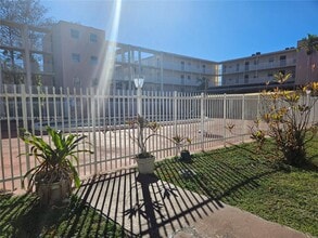 2800 NW 56th Ave in Lauderhill, FL - Foto de edificio - Building Photo