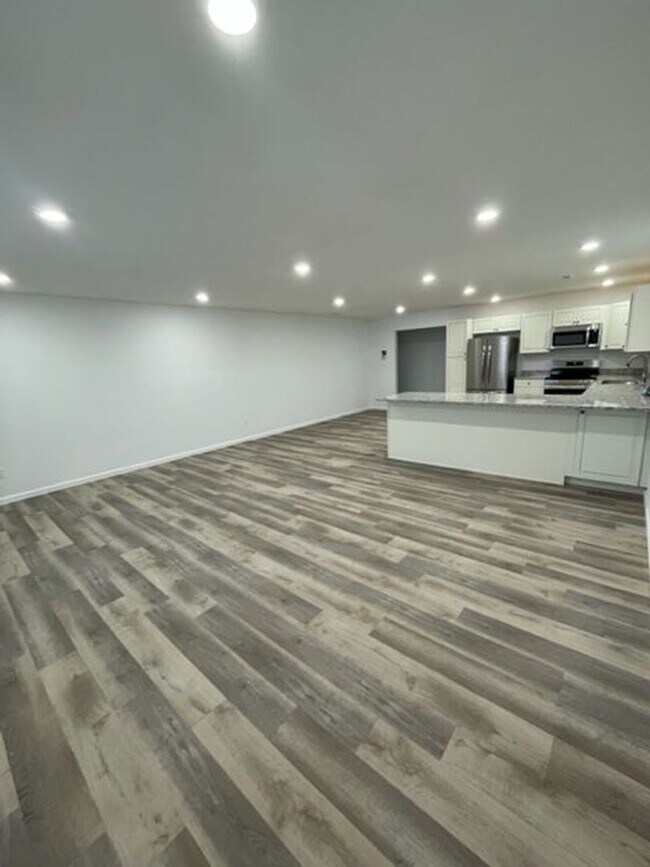 425 E James Dr in Strafford, MO - Foto de edificio - Building Photo