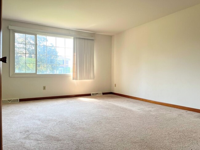 25 Oakridge Dr in West Seneca, NY - Building Photo - Building Photo