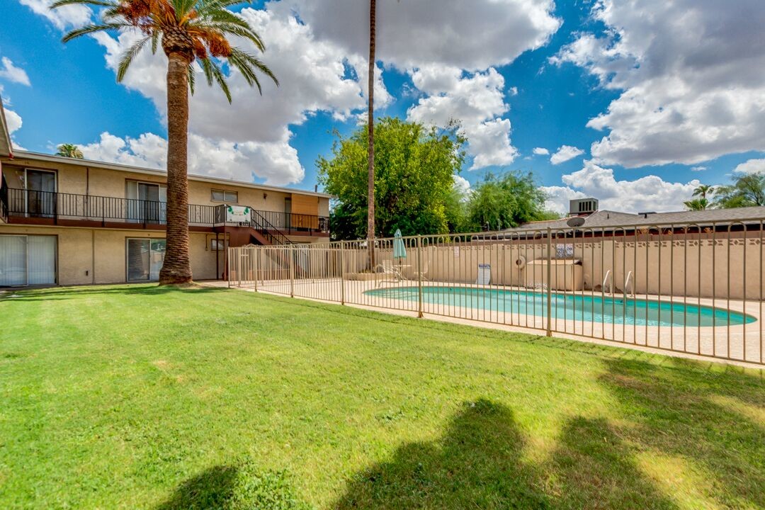 Four Palms Apartments in Phoenix, AZ - Building Photo