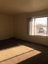 35301 Michelle Dr in Romulus, MI - Building Photo - Building Photo