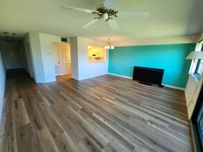 7406 Lake Breeze Dr in Ft. Myers, FL - Building Photo - Building Photo