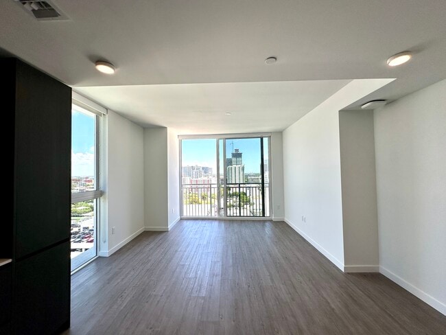 234 NW 17th St, Unit B09 in Miami, FL - Building Photo - Building Photo