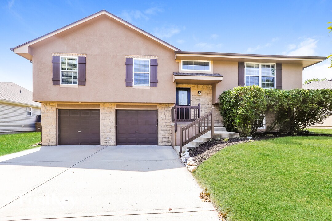 1109 Wiltshire Blvd in Raymore, MO - Foto de edificio