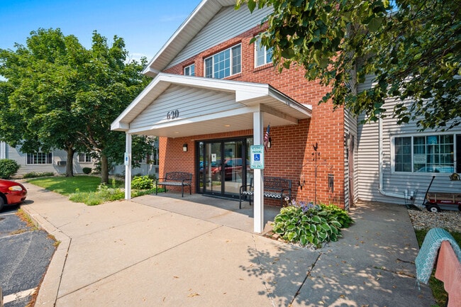 Homestead Senior Apartments in Milton, WI - Foto de edificio - Building Photo