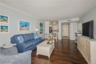 190 Turtle Lake Ct in Naples, FL - Building Photo
