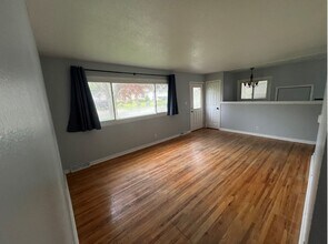 5907 SE 8th St in Des Moines, IA - Building Photo - Building Photo