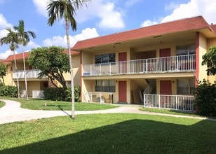 The Courtyards At Cimarron in Oakland Park, FL - Building Photo - Building Photo