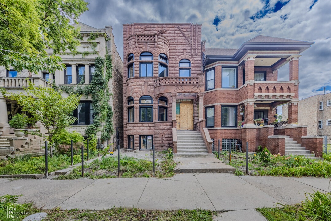 3345 W Douglas Blvd in Chicago, IL - Building Photo