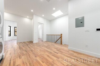 Brand New 4 Bed, 2 Bath with In-Unit Laundry, Private Balcony & Central Air in Brooklyn, NY - Foto de edificio - Building Photo