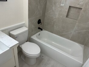 850 S Tamiami Trl in Sarasota, FL - Building Photo - Building Photo