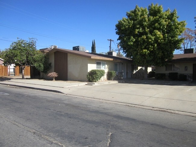 1100 California St in Bakersfield, CA - Foto de edificio - Building Photo