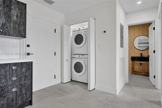 5980 SW 40th Ave in Dania Beach, FL - Building Photo - Building Photo