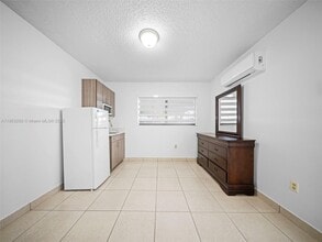 4355 W 9th Ct in Hialeah, FL - Building Photo - Building Photo