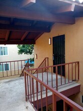 1040 W MacArthur Blvd, Unit 16 in Santa Ana, CA - Foto de edificio - Building Photo