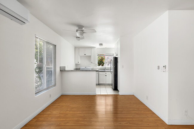 1465 S Wooster St, Unit 4 in Los Angeles, CA - Building Photo - Building Photo