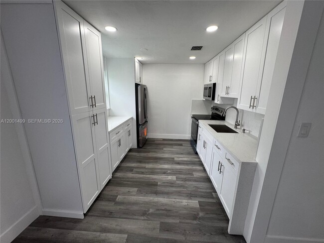 5611 SW 38th St in Davie, FL - Building Photo - Building Photo