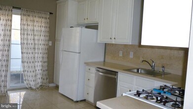 107 Windsor Pond Rd in West Windsor Township, NJ - Building Photo - Building Photo