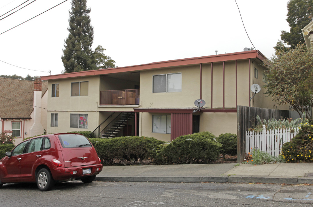 3040 Lynde St in Oakland, CA - Building Photo