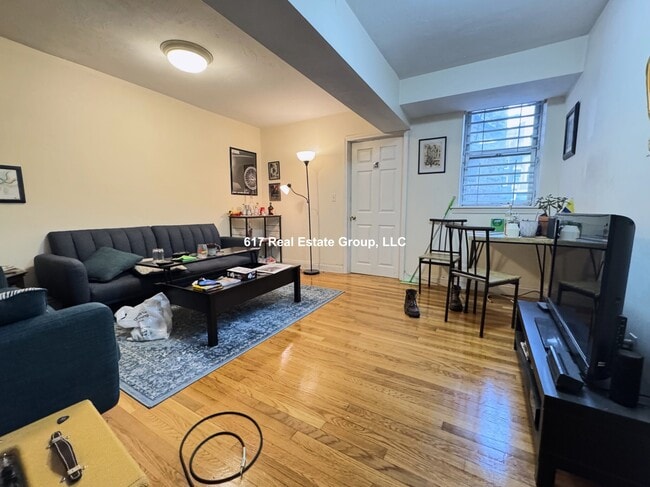 1122 Commonwealth Ave in Boston, MA - Foto de edificio - Building Photo