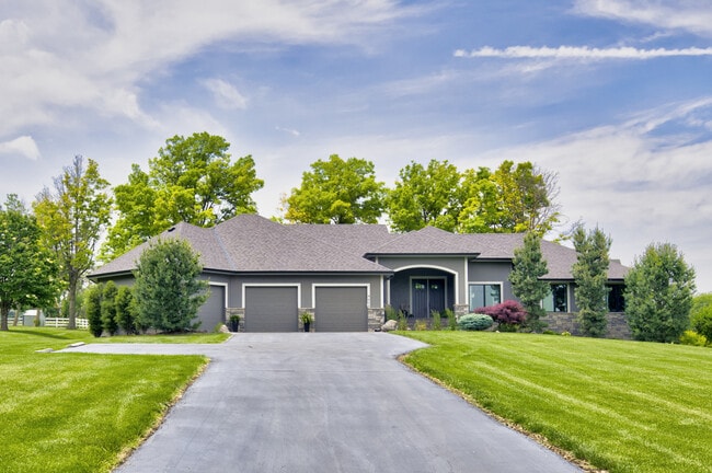 4606 S 184th Plz in Omaha, NE - Foto de edificio - Building Photo