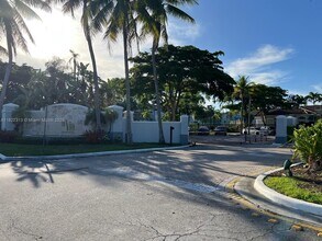 9645 NW 1st Ct in Pembroke Pines, FL - Foto de edificio - Building Photo