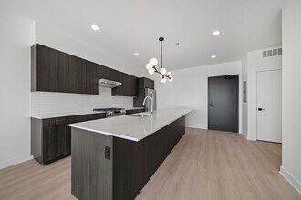 1801 W Grand Ave in Chicago, IL - Building Photo - Building Photo