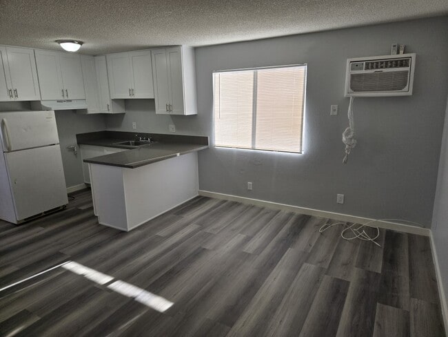 1107 W Pacific Coast Hwy, Unit 5 in Wilmington, CA - Building Photo - Building Photo