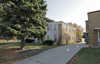9307 W Wisconsin Ave in Milwaukee, WI - Building Photo