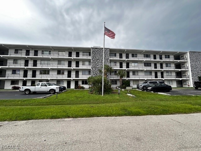 4906 Victoria Dr in Cape Coral, FL - Building Photo
