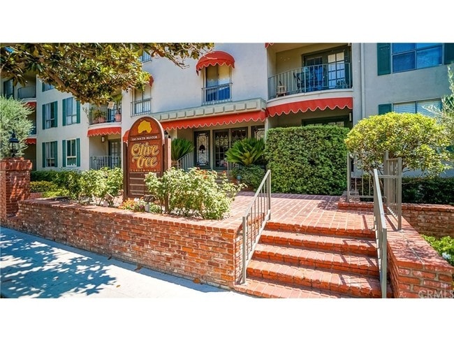 330 S Mentor Ave in Pasadena, CA - Building Photo - Building Photo