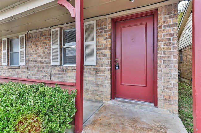 1035 Lovett St in Tomball, TX - Building Photo - Building Photo