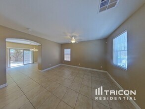 143 Manor House Ave in Las Vegas, NV - Foto de edificio - Building Photo