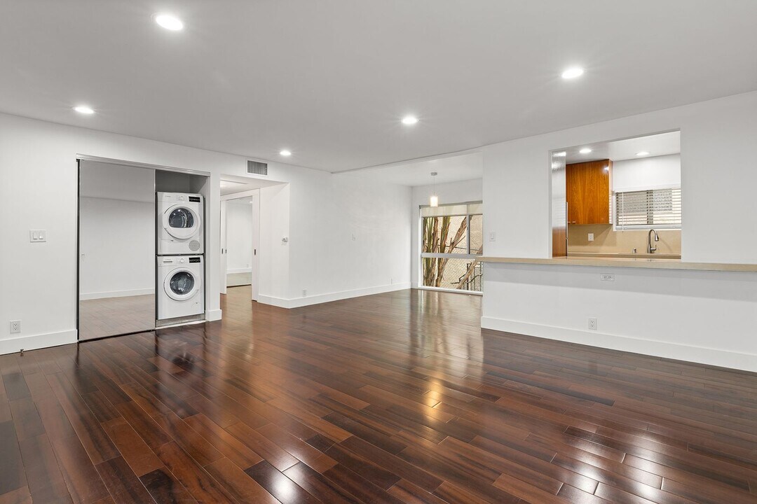 10683 Holman Ave in Los Angeles, CA - Building Photo