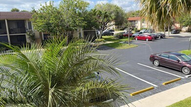 325 Lakeview Dr in Weston, FL - Building Photo - Building Photo